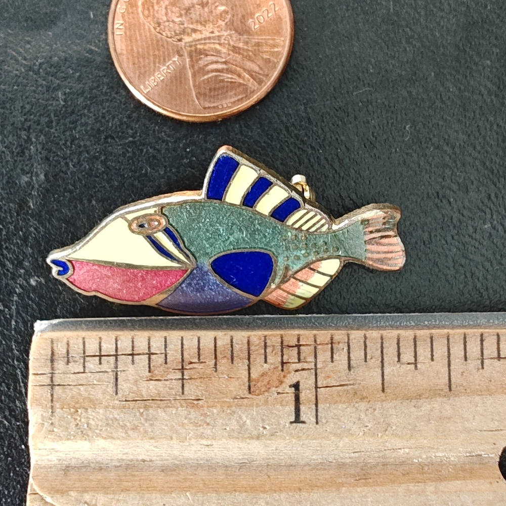 4 Gold-Tone Brooches/Pins - Picture 2 of 16